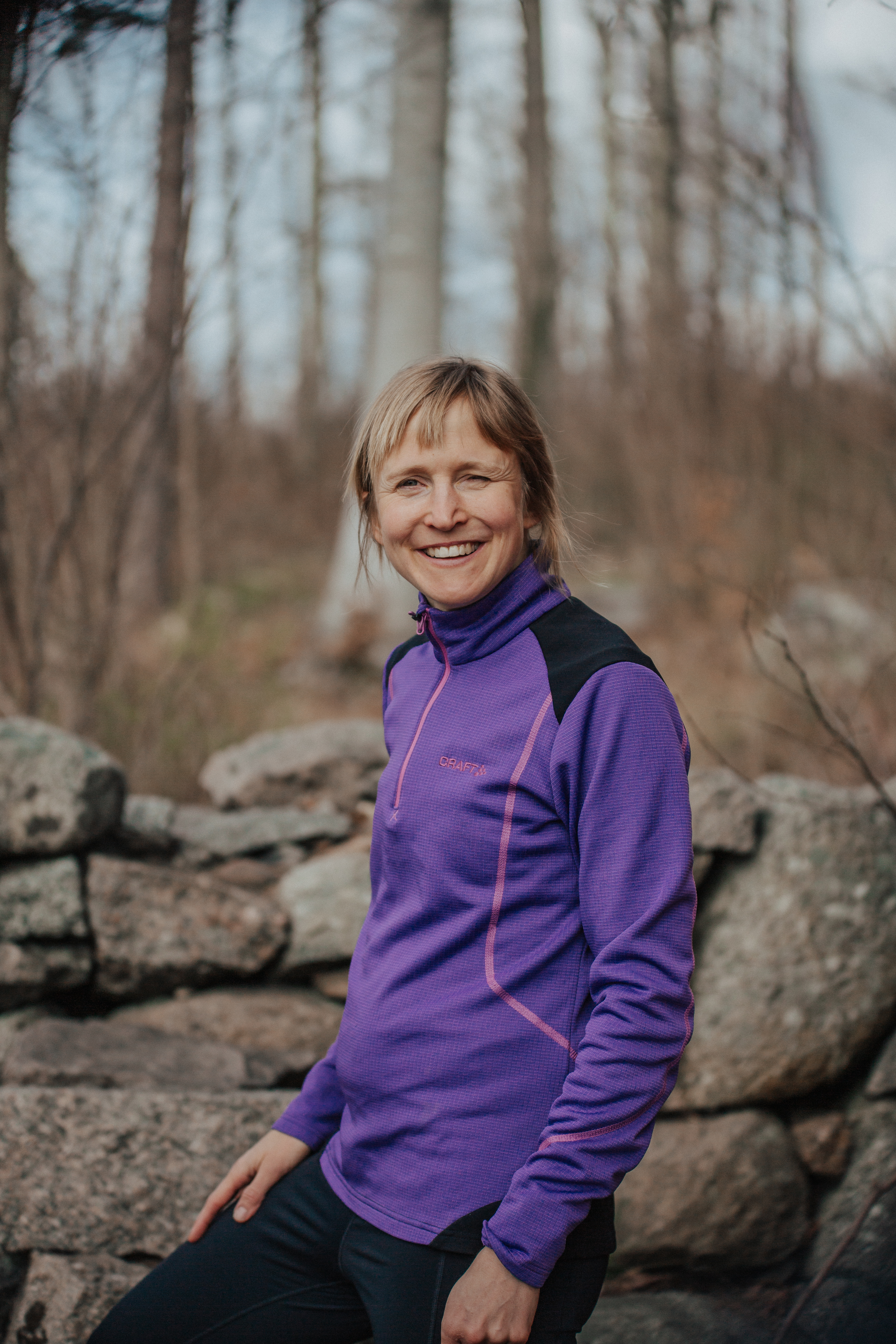 Emma Martner i sportjacka utomhus – idrottsnutrition och kostrådgivning för idrottsföreningar, aktiva och tränare i Skåne och hela Sverige