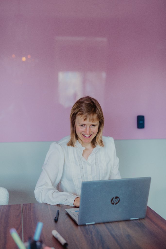 Boka personlig kostrådgivning med legitimerad dietist Emma Martner – Emergi Kost och Hälsa Emma Martner i personlig kostrådgivningssession med klient – professionell och trygg konsultation, boka din tid med dietist i Kristianstad