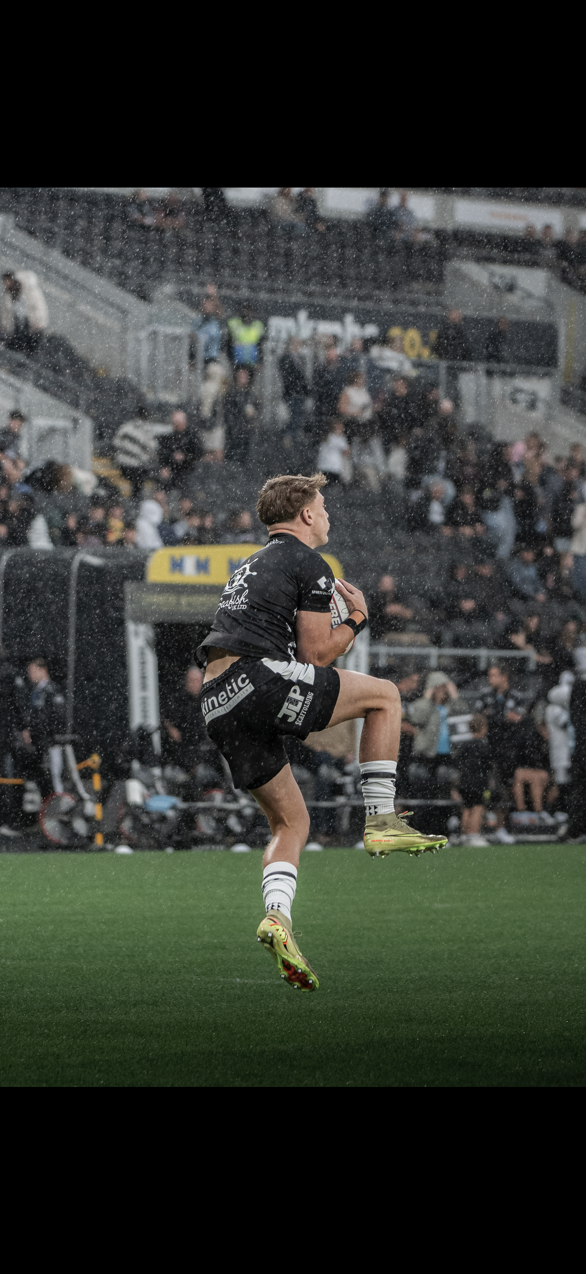 Rugby lineout leap