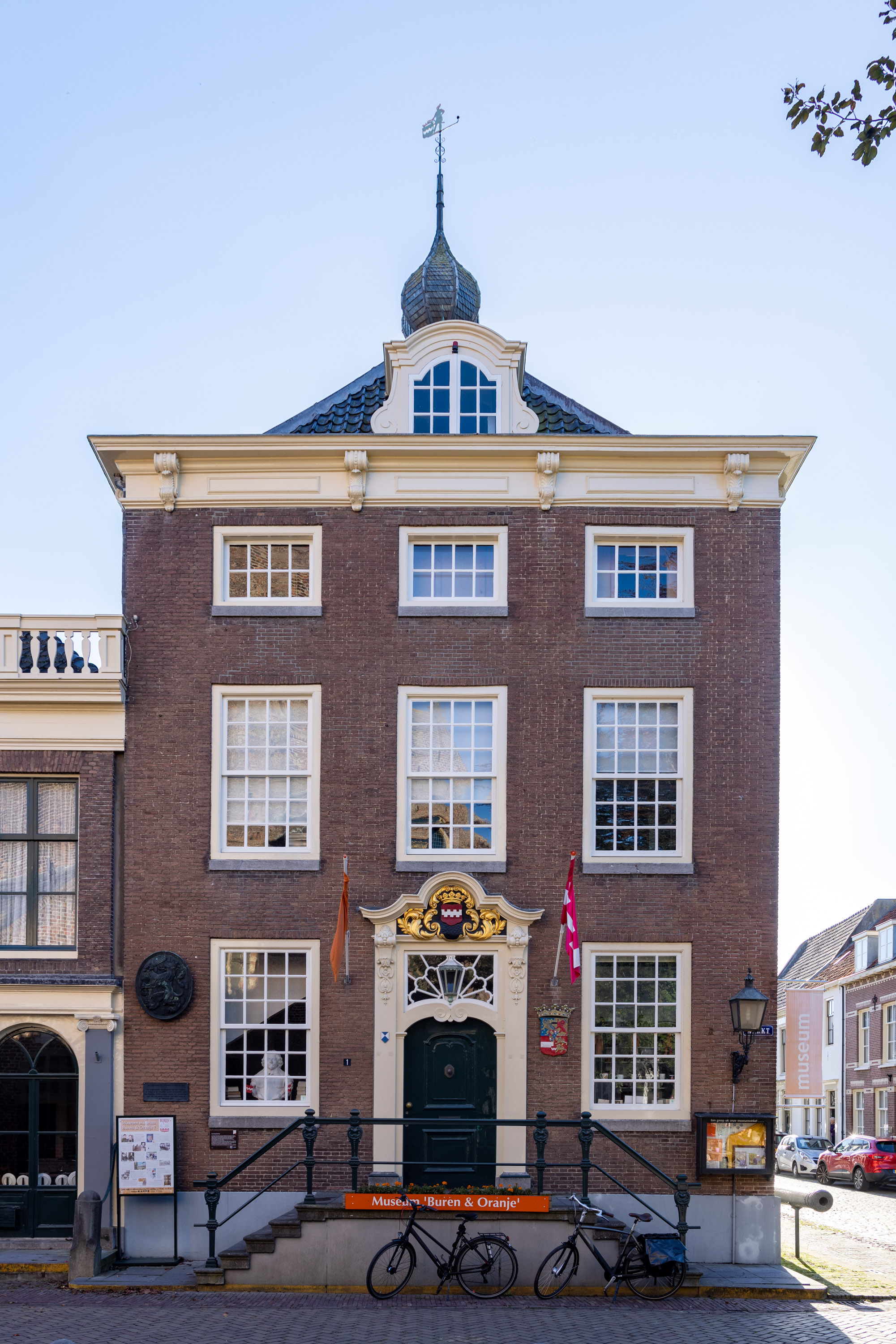 Het voormalig stadhuis en Museum Buren & Oranje op de Markt in Buren