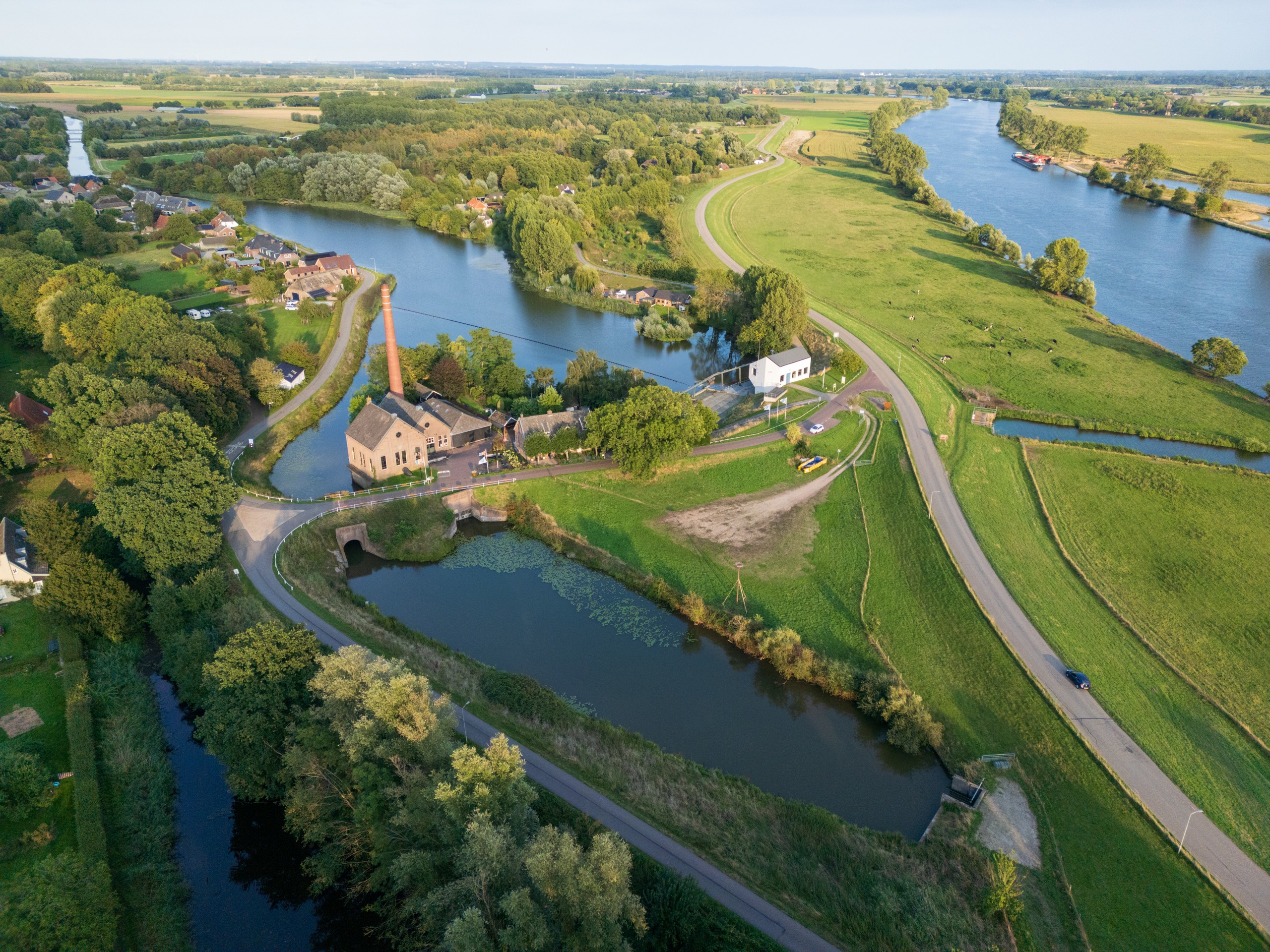 Dronefoto van stoomgemaal De Tuut en het rivierenlandschap bij Appeltern