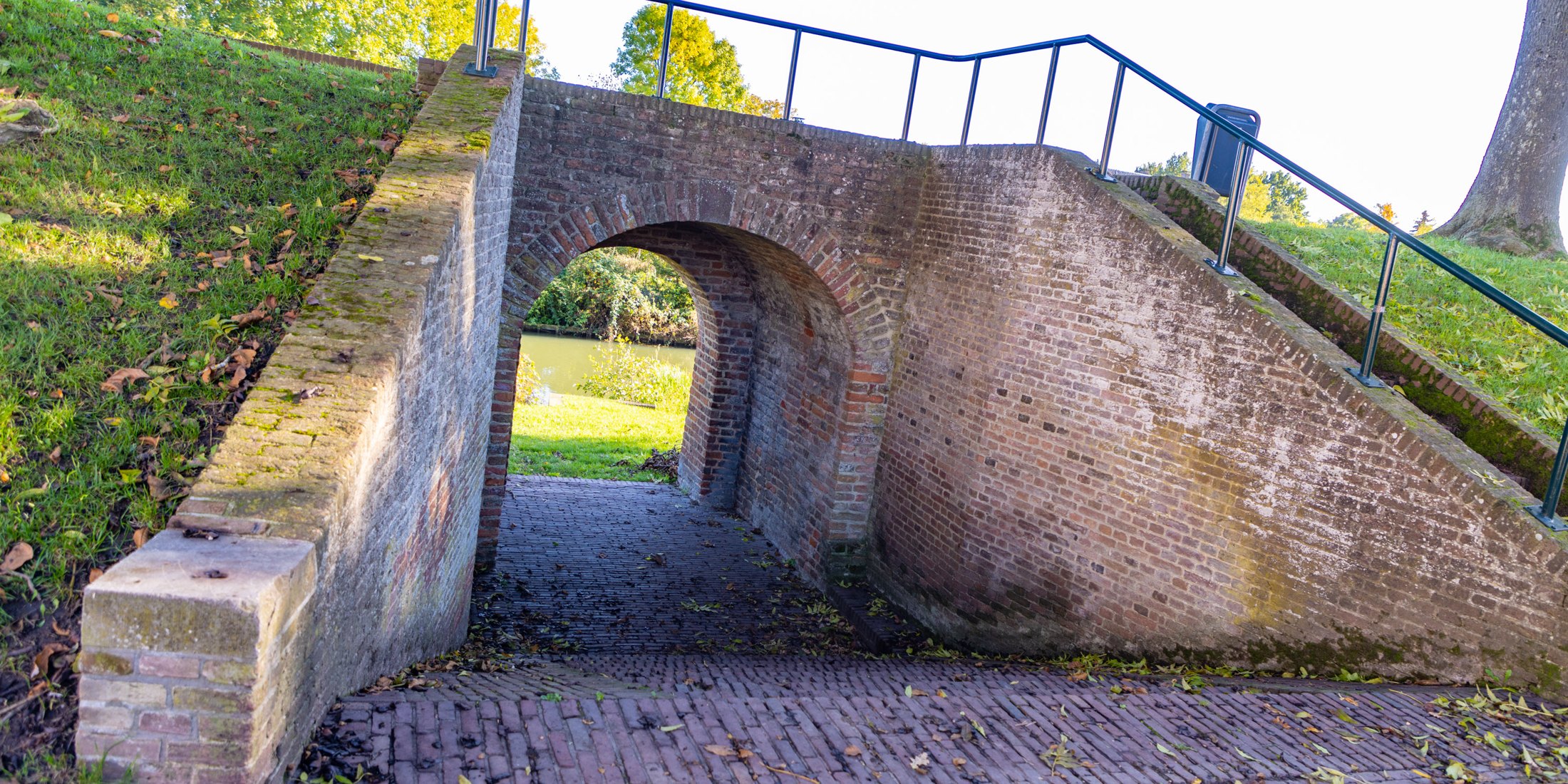 Vestingpoort door de stadswallen van Buren