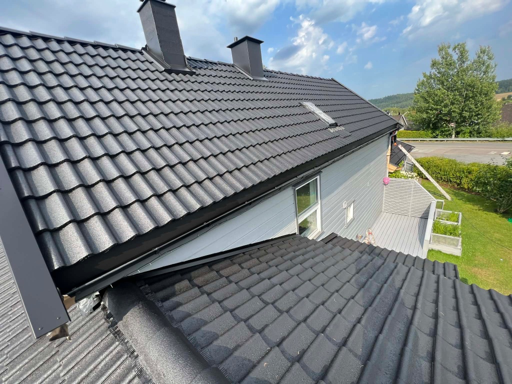 Nybehandlet mørkt tak på enebolig
