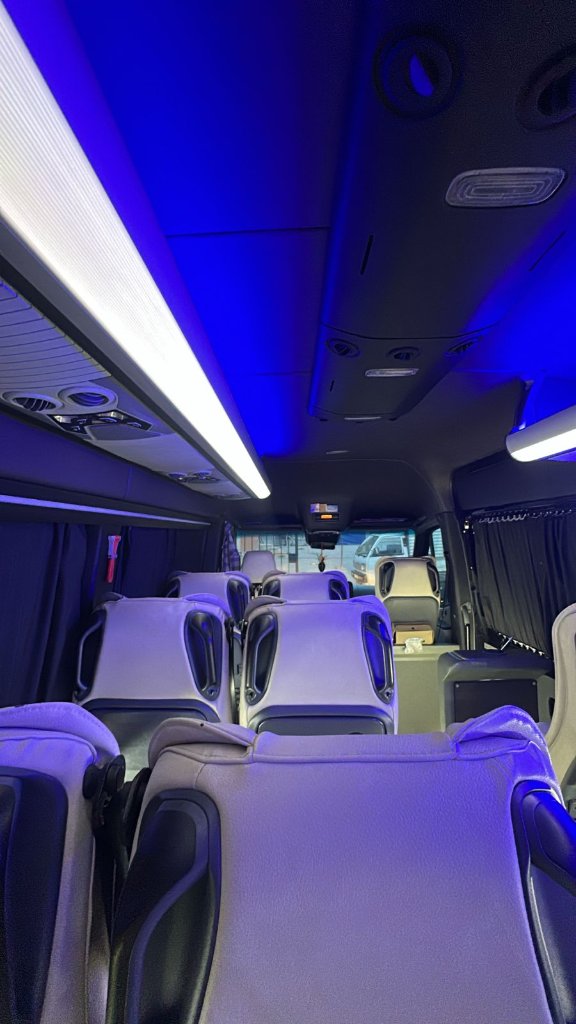Minibus Premium — Intérieur Ambiance Bleue
