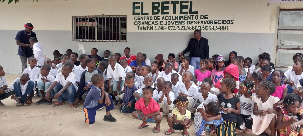 Niños y jóvenes del centro de acogida El Betel, en Zango 1, Angola