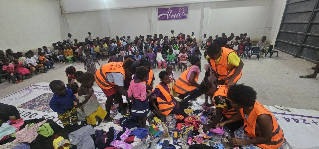 Voluntarios de Alma ONG repartiendo ropa y juguetes a los niños