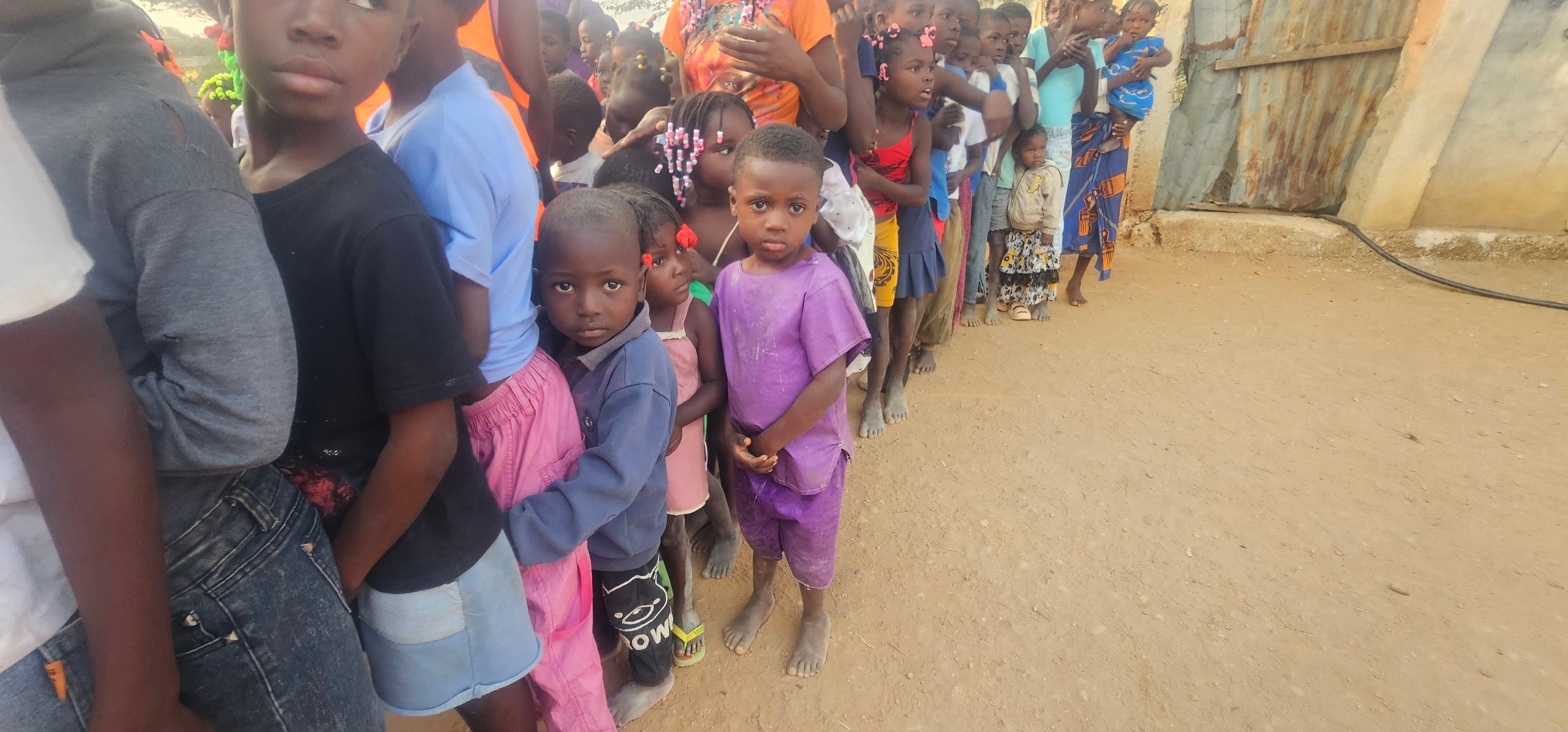Fila de niños de la calle esperando en Luanda, Angola