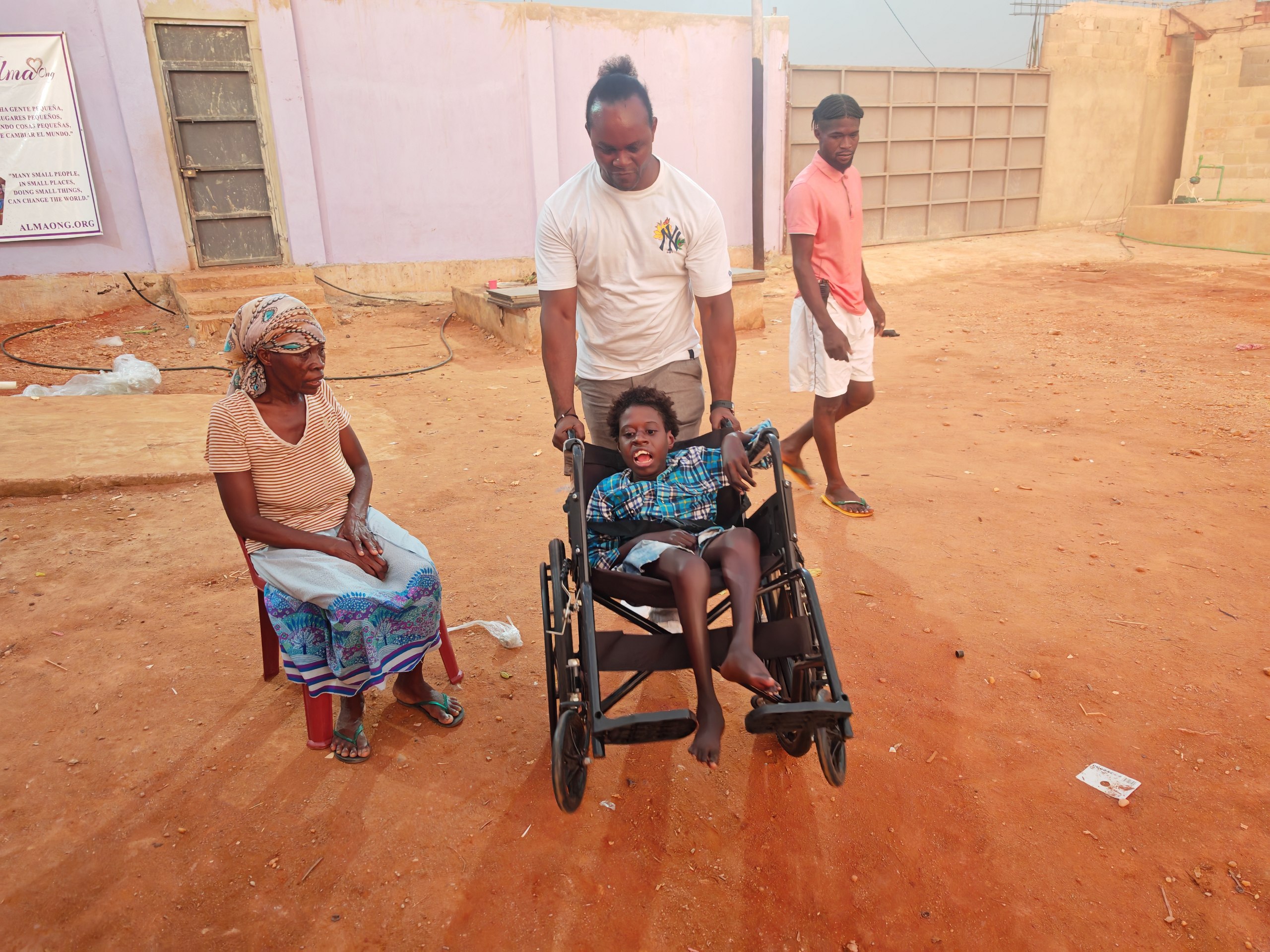 Entrega de una silla de ruedas a un joven en Angola