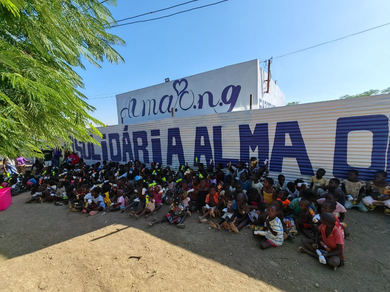 Niños de Alma ONG reunidos para recibir su beca de estudios en Angola