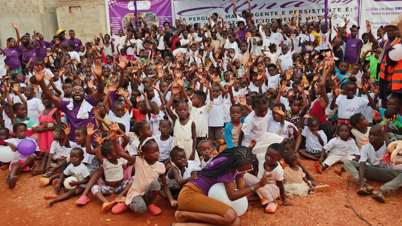 Niños y voluntarios de Alma ONG