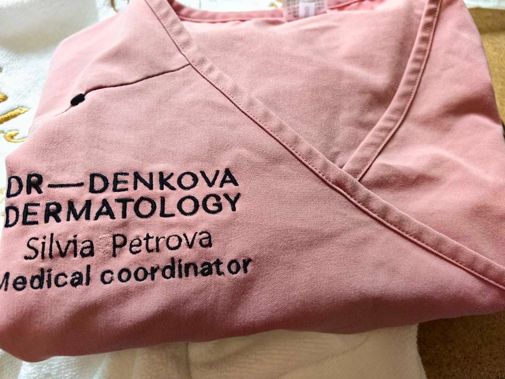 Бродерия на лого и име върху медицинско и спа облекло