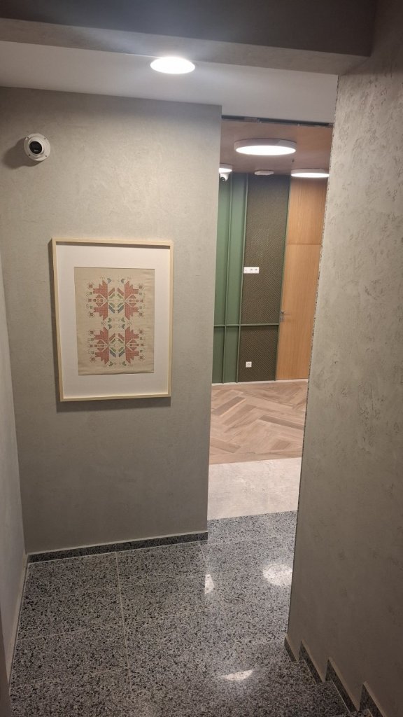 Вертикално бутиково бродирано пано