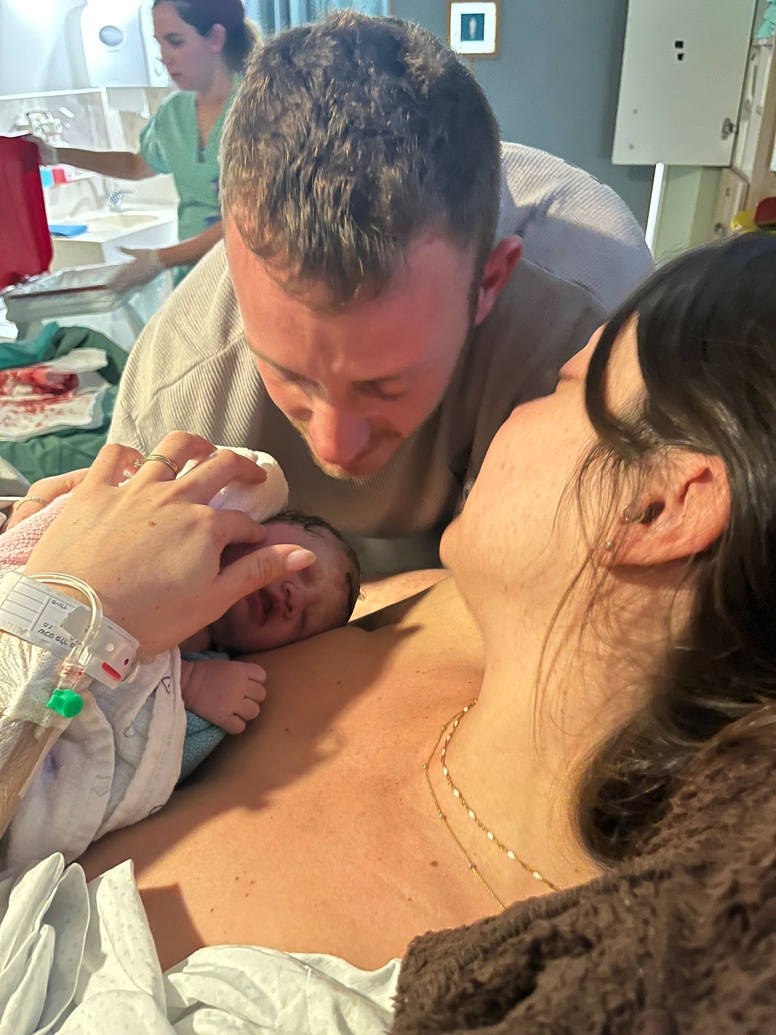רגע המפגש הראשון עם התינוק שזה עתה נולד