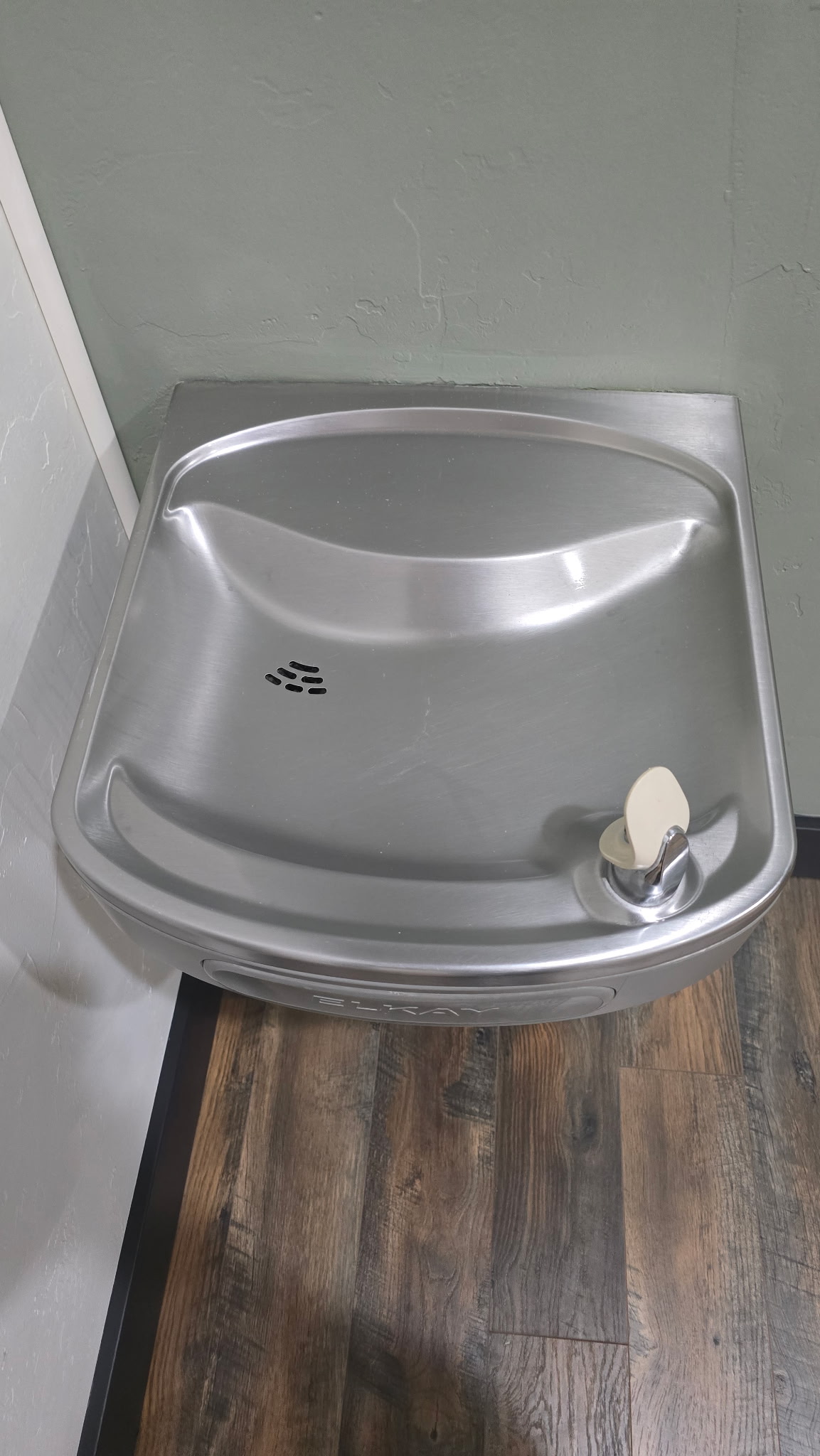 Sanitized stainless water fountain