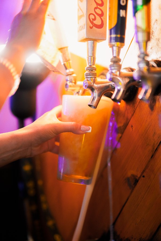 Draft beer pour