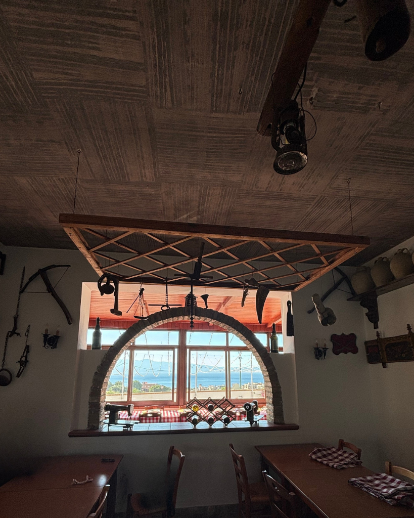 Sala interna con arco e vista mare