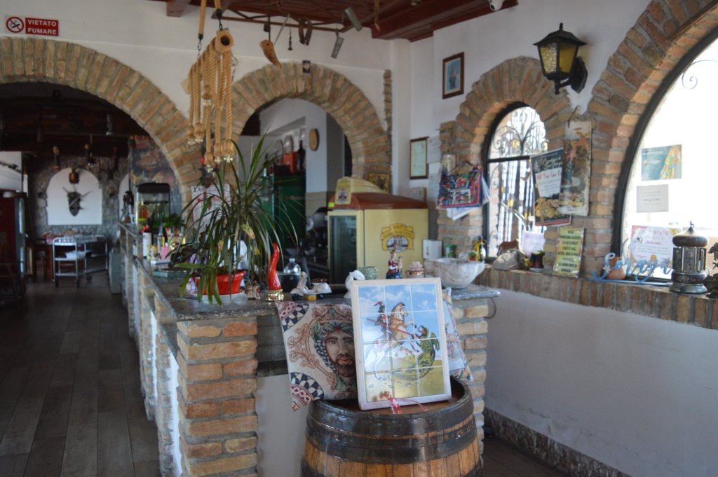 Interno del ristorante con archi in pietra