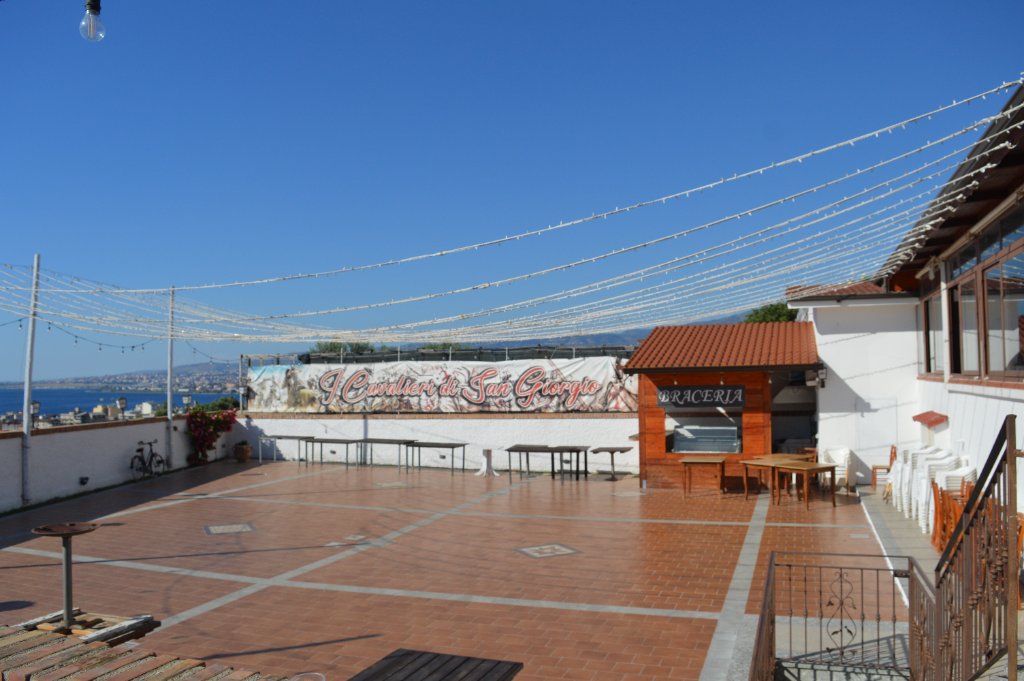 Terrazza esterna con braceria e vista mare