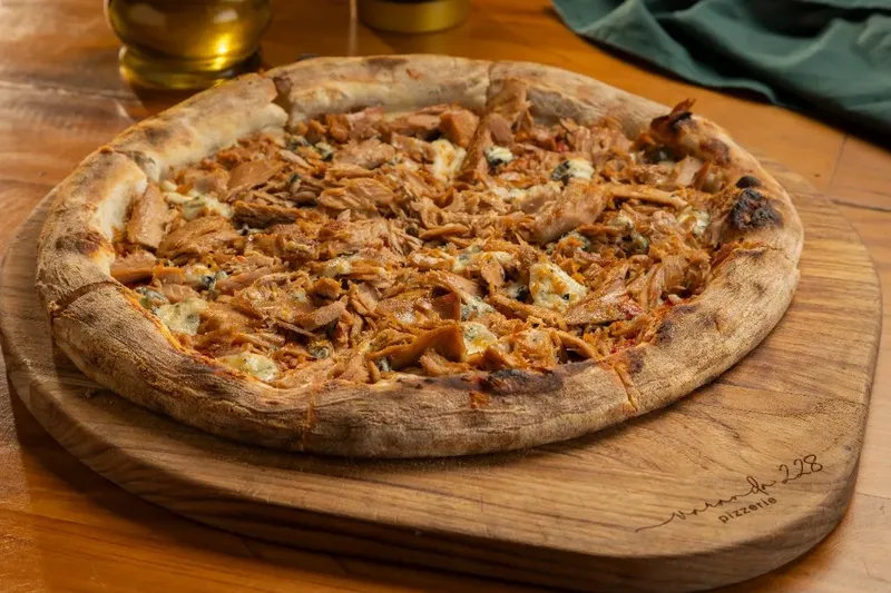 Pizza Tonno di Carla com atum e blue cheese, da Varanda 228.