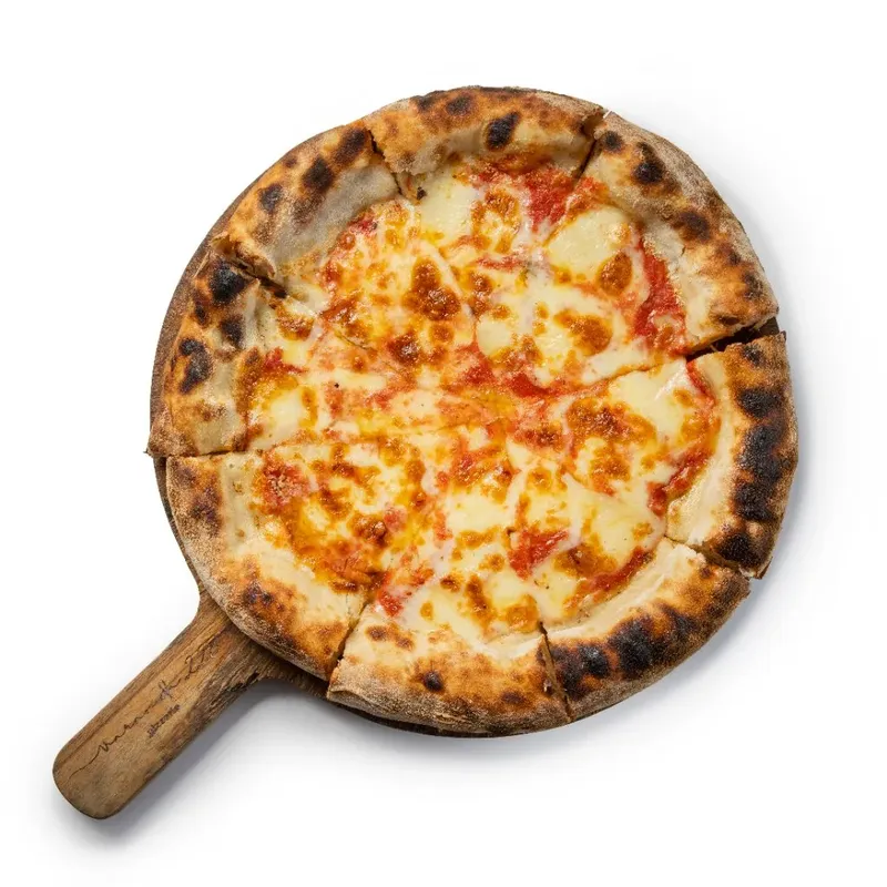Pizza Mozzarella com queijo derretido e molho de tomate, da Varanda 228.