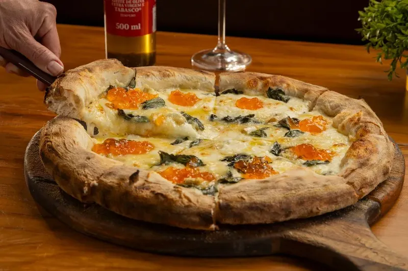Pizza da Semana da Varanda 228 sobre tábua de madeira.