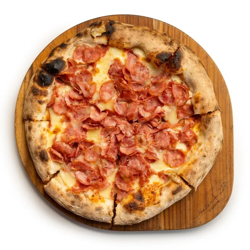 Pizza Castelões com mozzarella e calabresa artesanal, da Varanda 228.