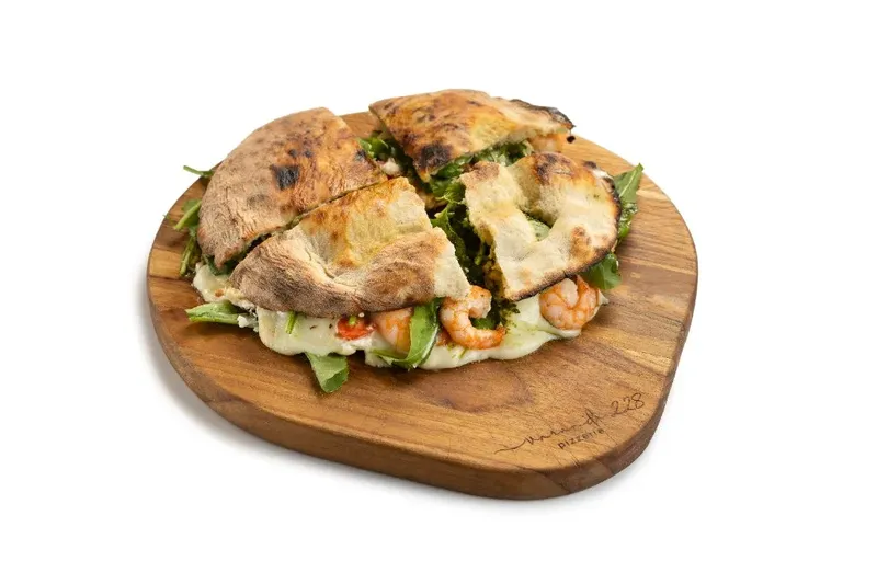 Puccia Gambiarra com camarão, queijo e rúcula, da Varanda 228.