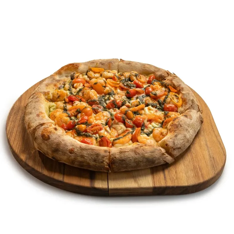 Pizza Gambiarra com camarão, Catupiry, tomate-cereja e pesto, da Varanda 228.
