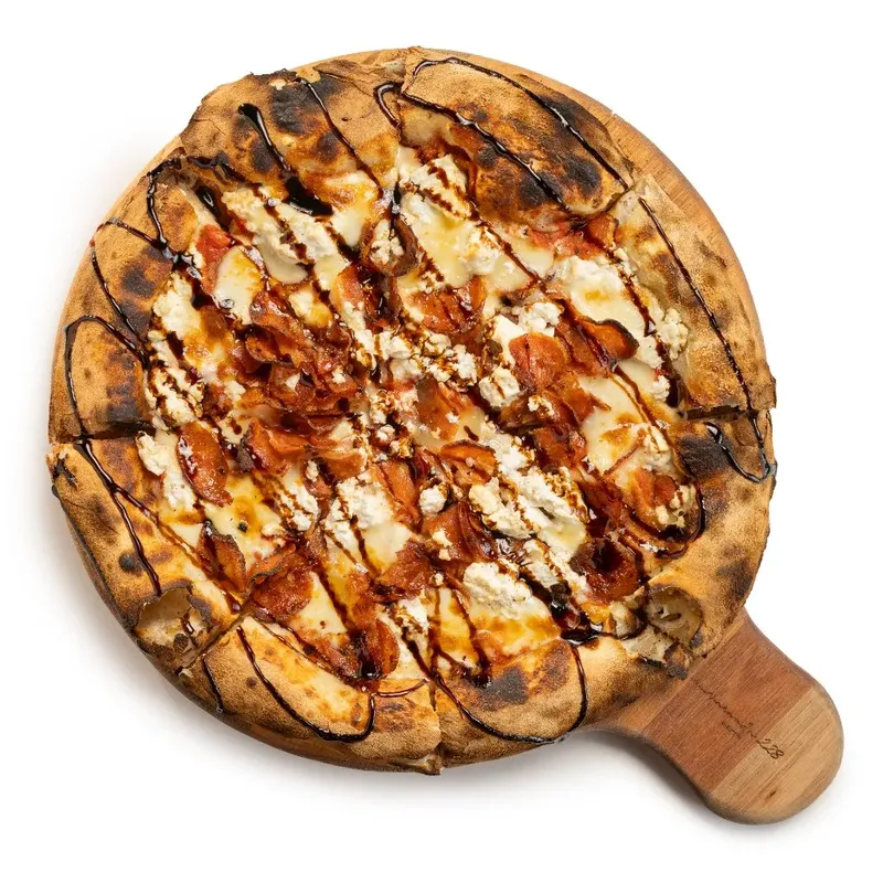 Pizza Diávola Especial com salame picante, ricota e crema balsâmico, da Varanda 228.