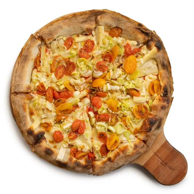 Pizza Do Gian com alho-poró, palmito e tomate-cereja, da Varanda 228.