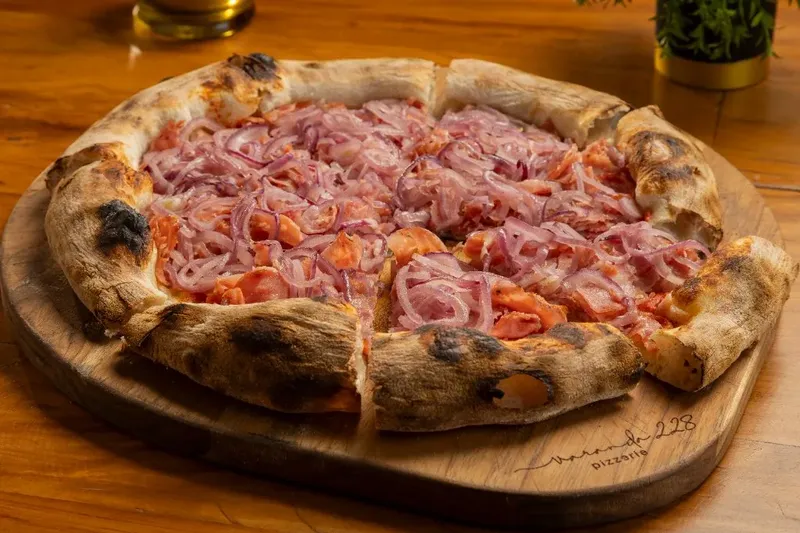 Pizza de calabresa artesanal com cebola, da Varanda 228.