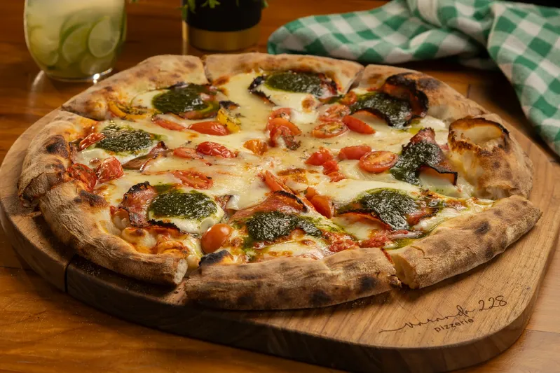 Pizza Alfonso com mozzarella, salame, pesto e presunto Royale, da Varanda 228.