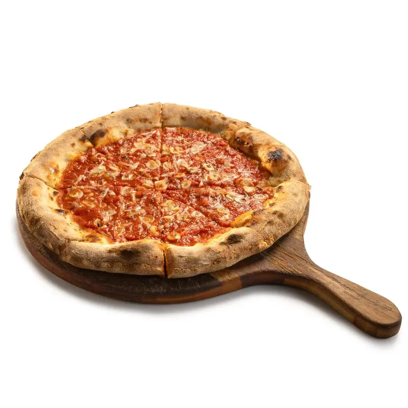 Pizza Marinara com molho de tomate e alho sobre tábua, da Varanda 228.