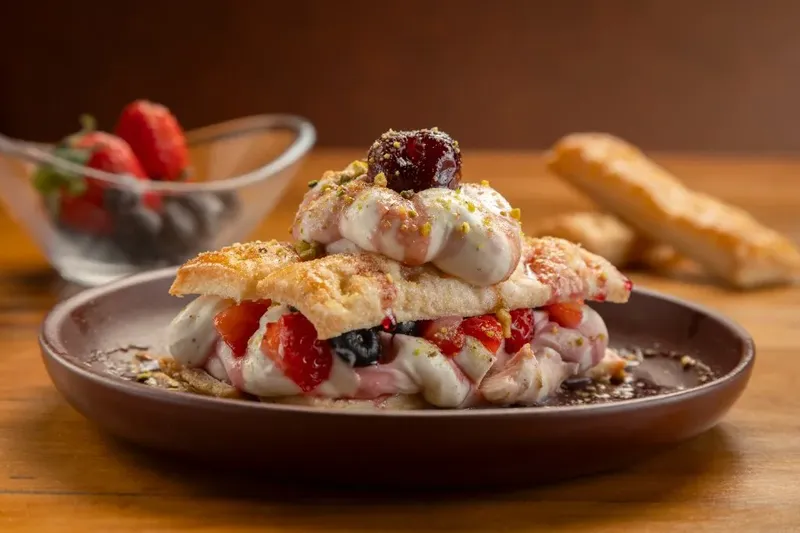 Sfogliatine com creme de baunilha, frutas e pistache, da Varanda 228.