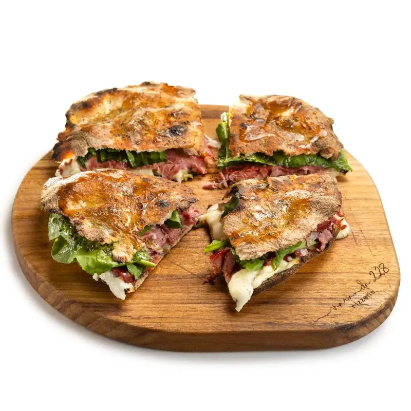 Puccia de pastrami bovino com mozzarella de búfala e rúcula, da Varanda 228.