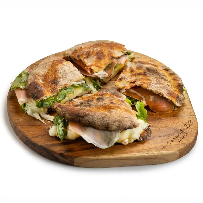 Puccia Royale com presunto, mozzarella de búfala e rúcula, da Varanda 228.