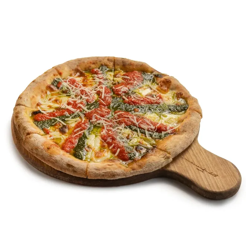 Pizza Marguerita Desconstruída com mozzarella de búfala, pesto e molho de tomate, da Varanda 228.