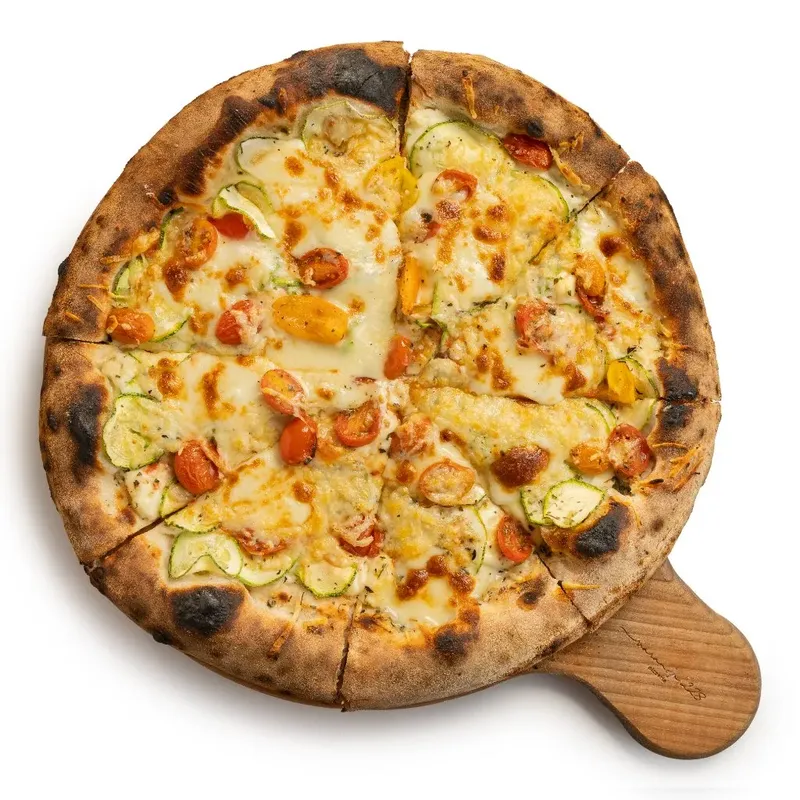 Pizza Zucchini com abobrinha, queijos e tomate-cereja, da Varanda 228.