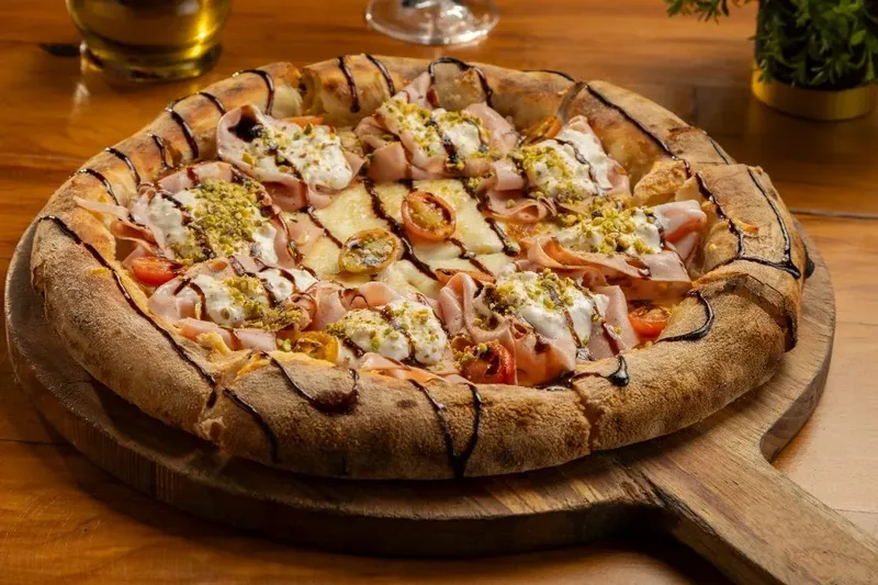 Pizza Vila Romana com mortadela italiana e stracciatella, da Varanda 228.