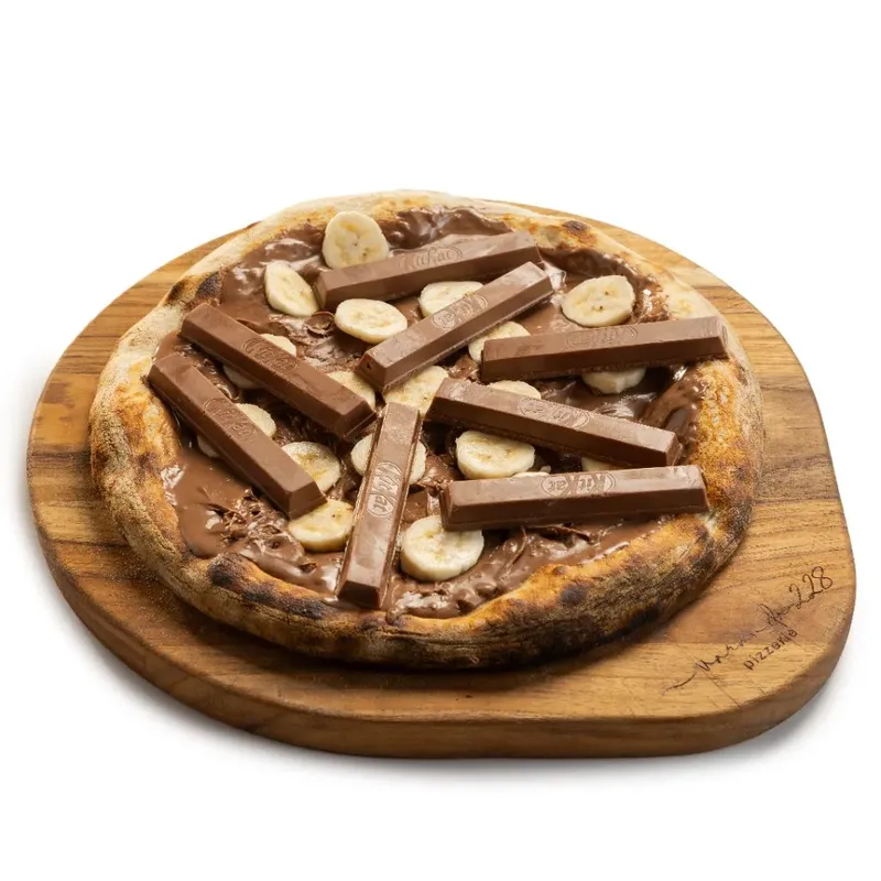 Pizza doce brotinho com KitKat e banana, da Varanda 228.