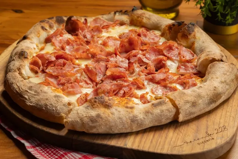 Pizza Diaba com salame italiano picante e mozzarella, da Varanda 228.