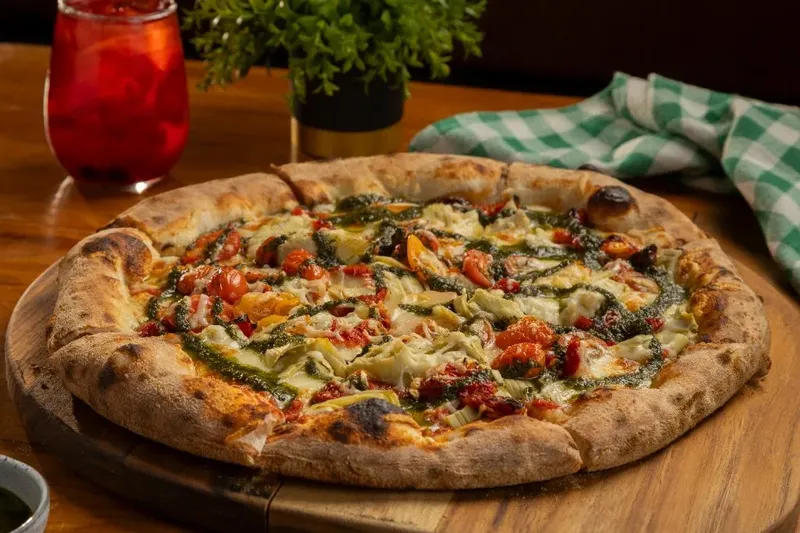 Pizza de alcachofra com mozzarella de búfala, tomates e pesto, da Varanda 228.
