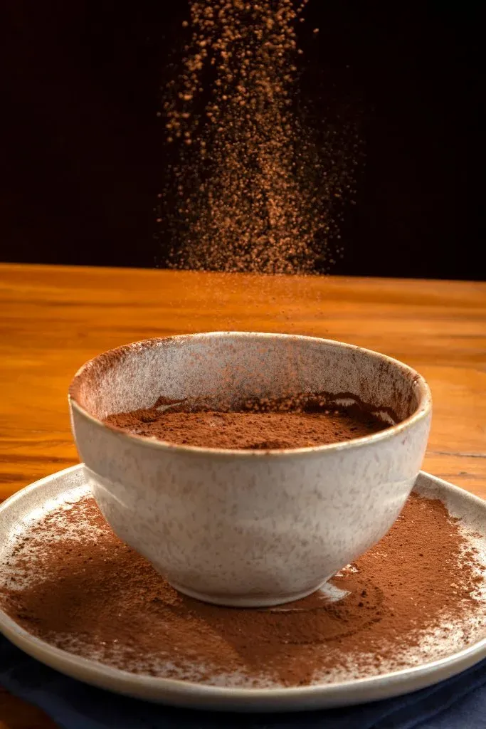 Tiramisù da Varanda 228 servido em xícara, com finalização de cacau.