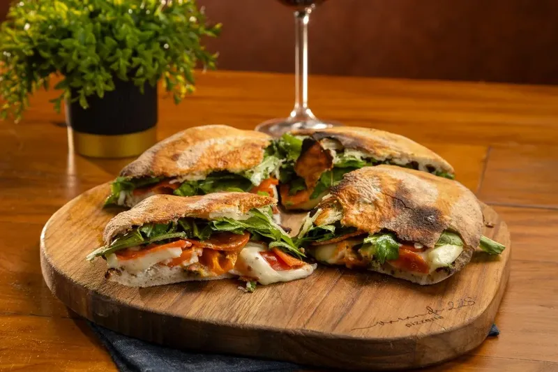 Puccia Peperoni com mozzarella de búfala, tomate e rúcula, da Varanda 228.