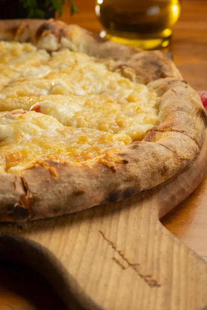 Detalhe da pizza Cinque Formaggi com cinco queijos, da Varanda 228.