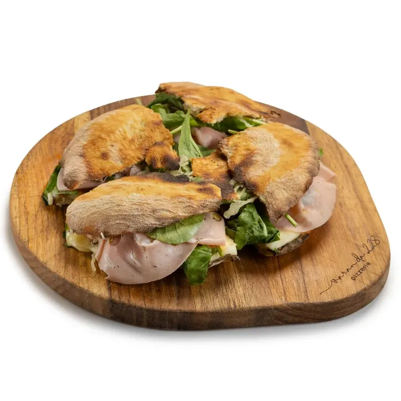 Puccia Bologna com mortadela italiana, queijo e folhas, da Varanda 228.