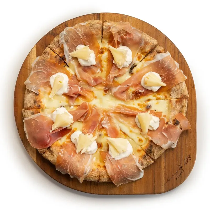 Pizza Di Parma com presunto parma, stracciatella e queijo meia cura, da Varanda 228.