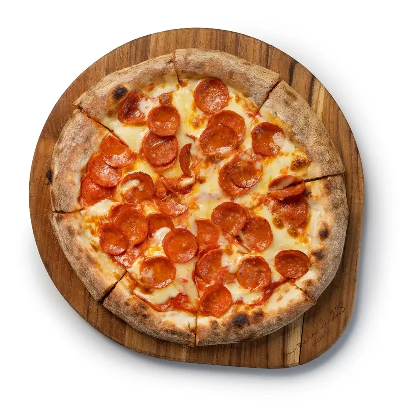 Pizza de pepperoni com mozzarella sobre tábua de madeira, da Varanda 228.