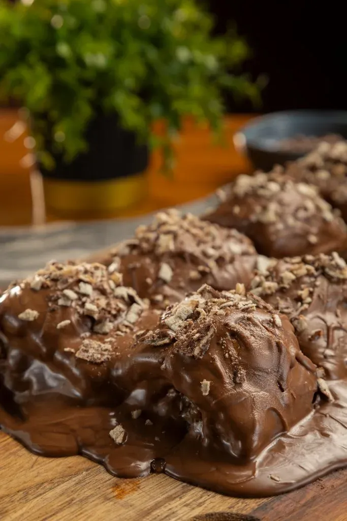 Detalhe da sobremesa Nossa Criação coberta com chocolate, da Varanda 228.