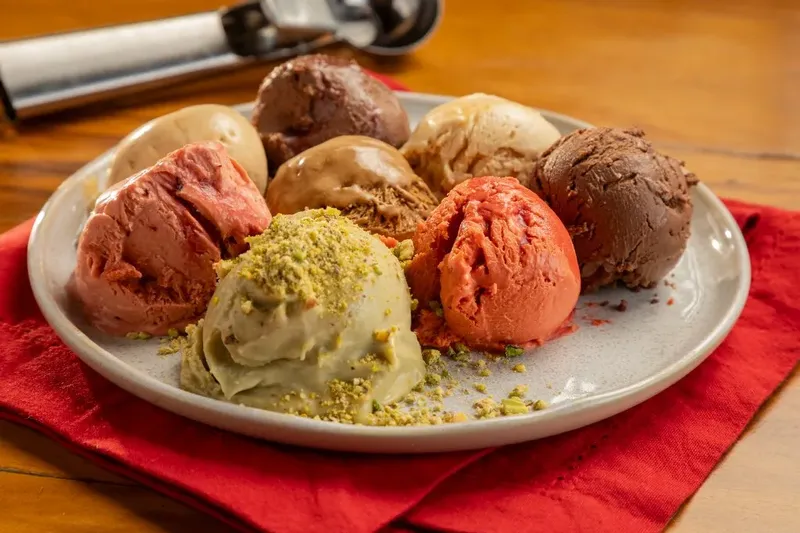 Seleção de gelatos da Varanda 228 com diferentes sabores servidos em prato.